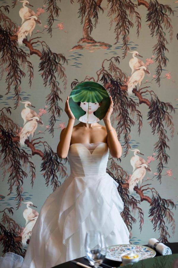 Andaz Singapore, By Hyatt Εξωτερικό φωτογραφία A model wearing a dress by the designer