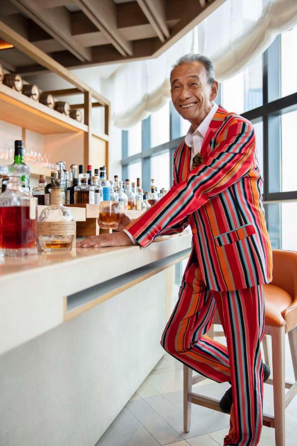 Andaz Singapore, By Hyatt Εξωτερικό φωτογραφία A bartender at work