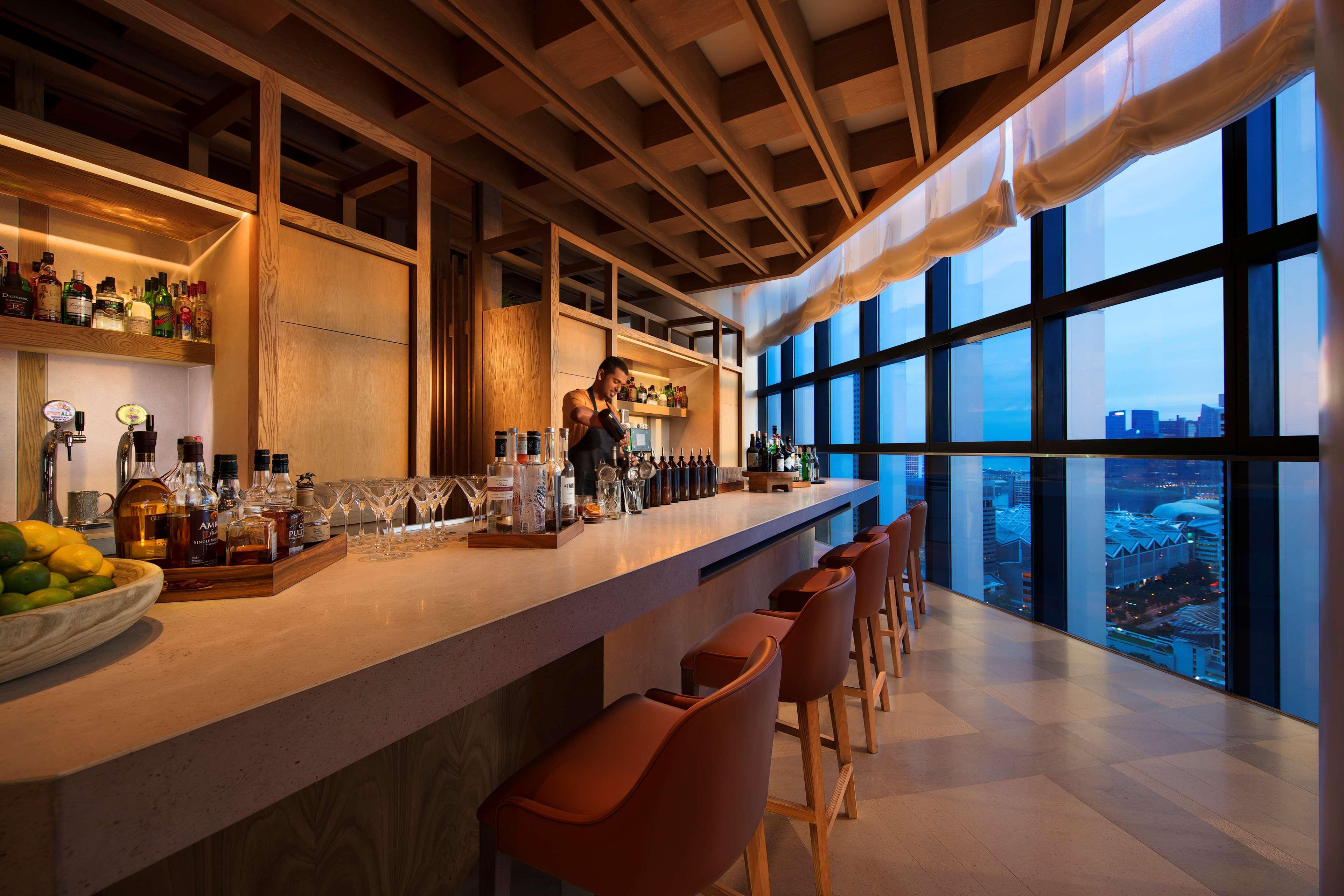 Andaz Singapore, By Hyatt Εξωτερικό φωτογραφία The bar at the 360° Sky Lounge